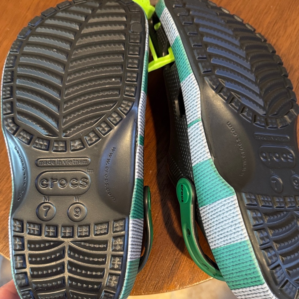CROCS Black and Green Clogs with Fun Emblems NWOT - Picture 4 of 9